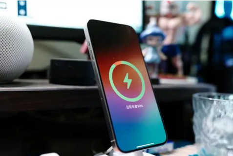承德苹果15换屏服务分享用什么充电器给iPhone15充电更好 